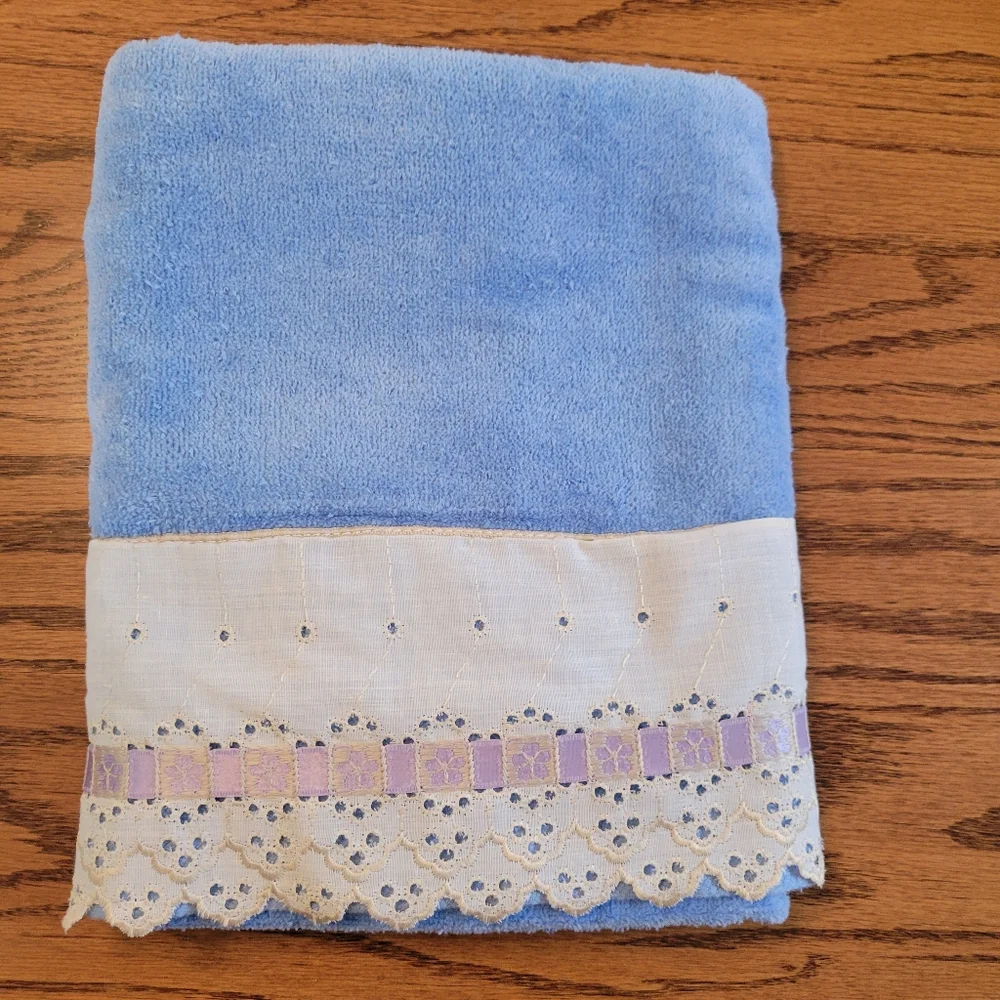 Cottagecore Bath Towel Set ~ Vtg 1980s? ~ Blue & Lacey Trim  GUC FINAL PRICE